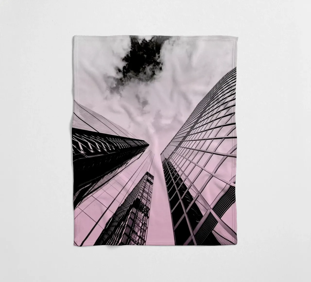 Skyscraper Fleecedecke von Nordic Creators