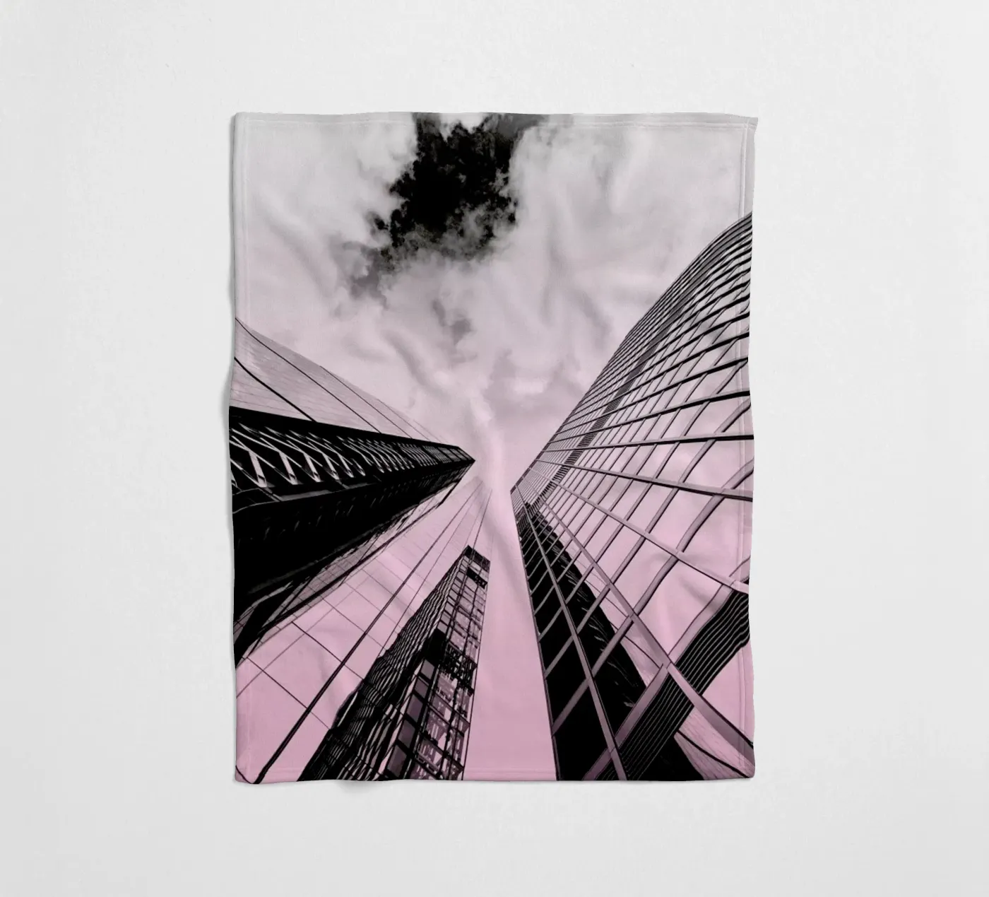 Skyscraper Fleecedecke von Nordic Creators