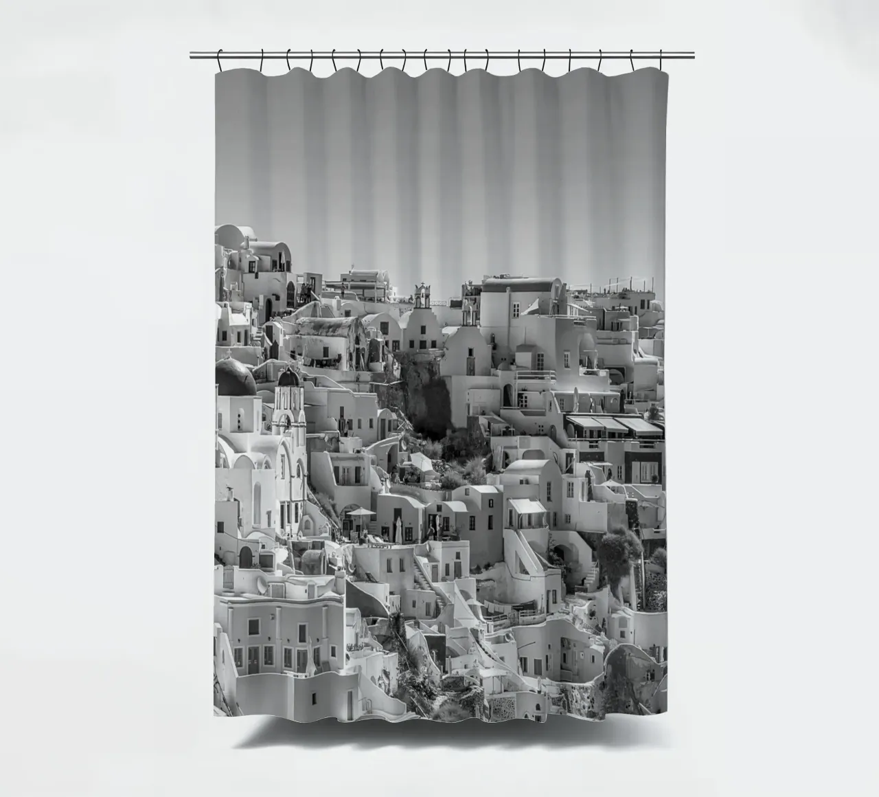 Santorini Greece Architecture Scene Greyscale tenda da doccia da Charnwood Prints