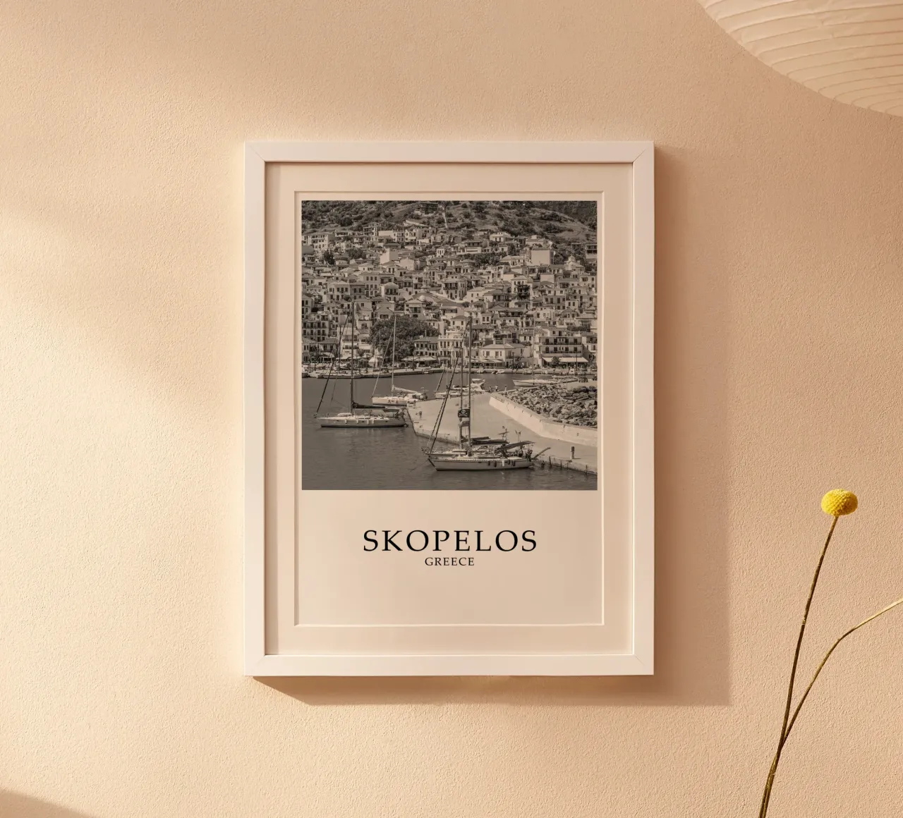 Skopelos Greece Coast and Architecture Scene Greyscale poster con telaio in alluminio da Charnwood Prints