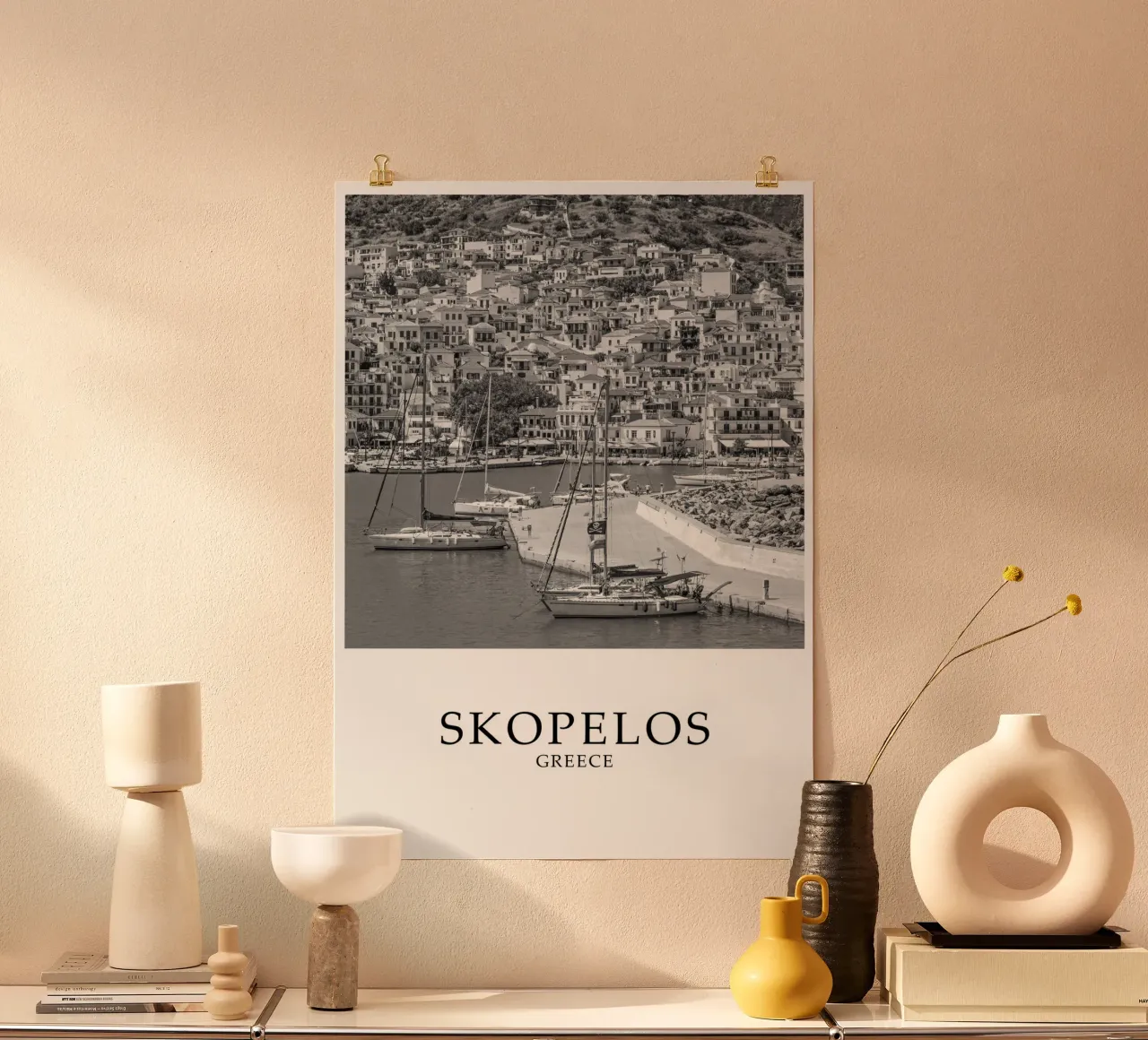 Skopelos Greece Coast and Architecture Scene Greyscale poster con telaio in alluminio da Charnwood Prints