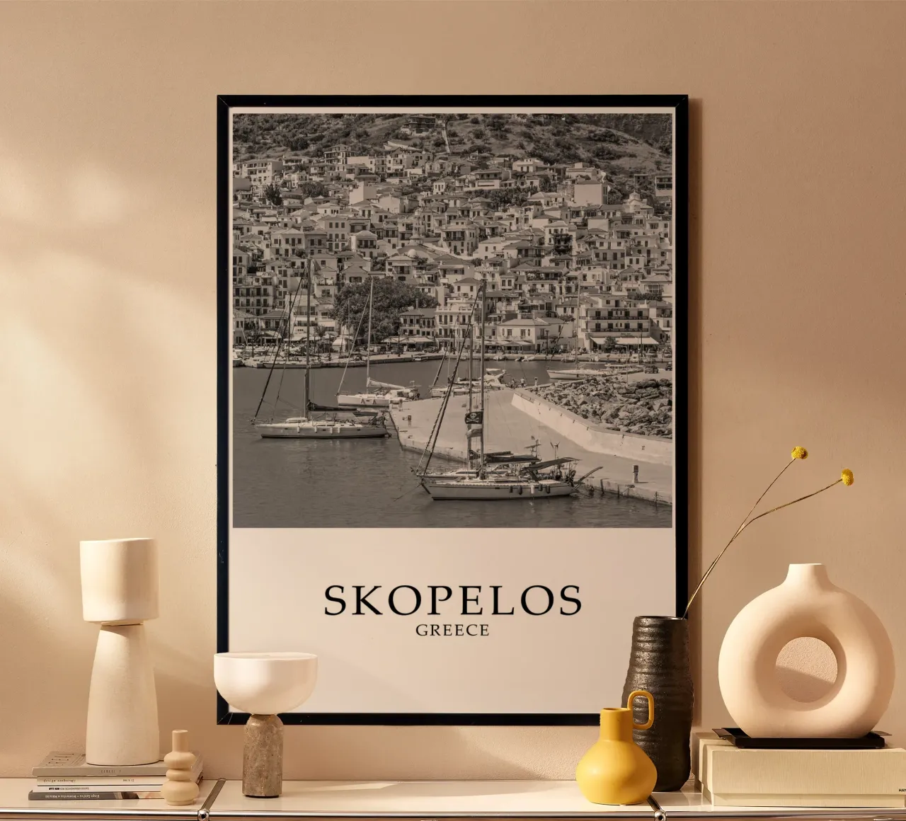 Skopelos Greece Coast and Architecture Scene Greyscale poster con telaio in alluminio da Charnwood Prints