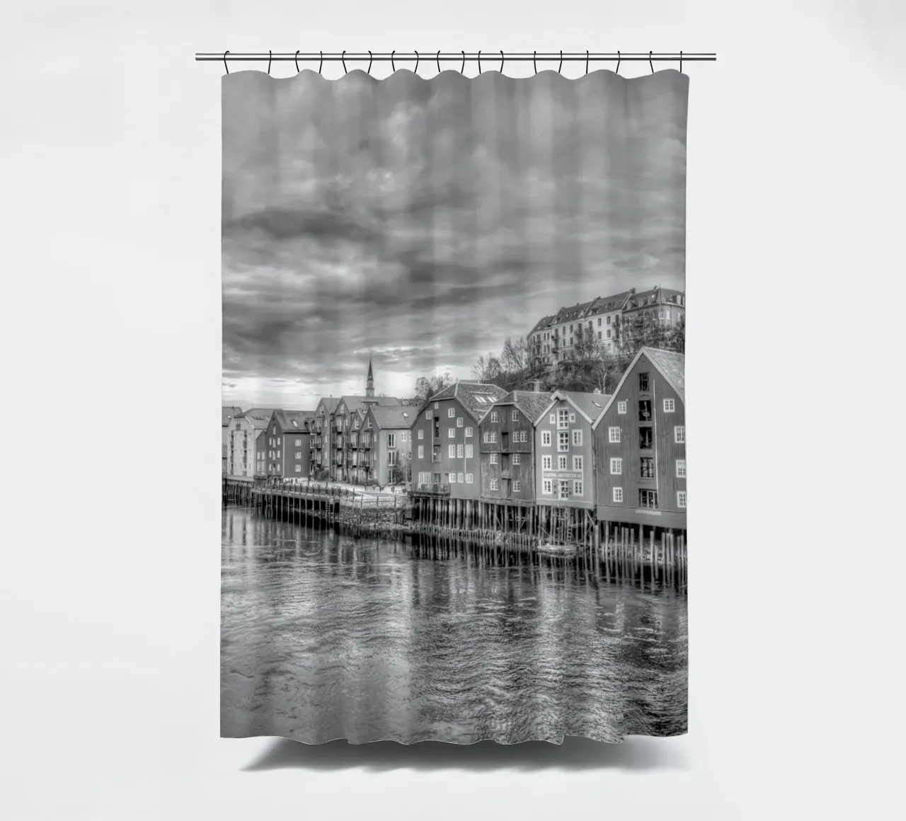 Trondheim Norway Architecture Scene Greyscale tenda da doccia da Charnwood Prints