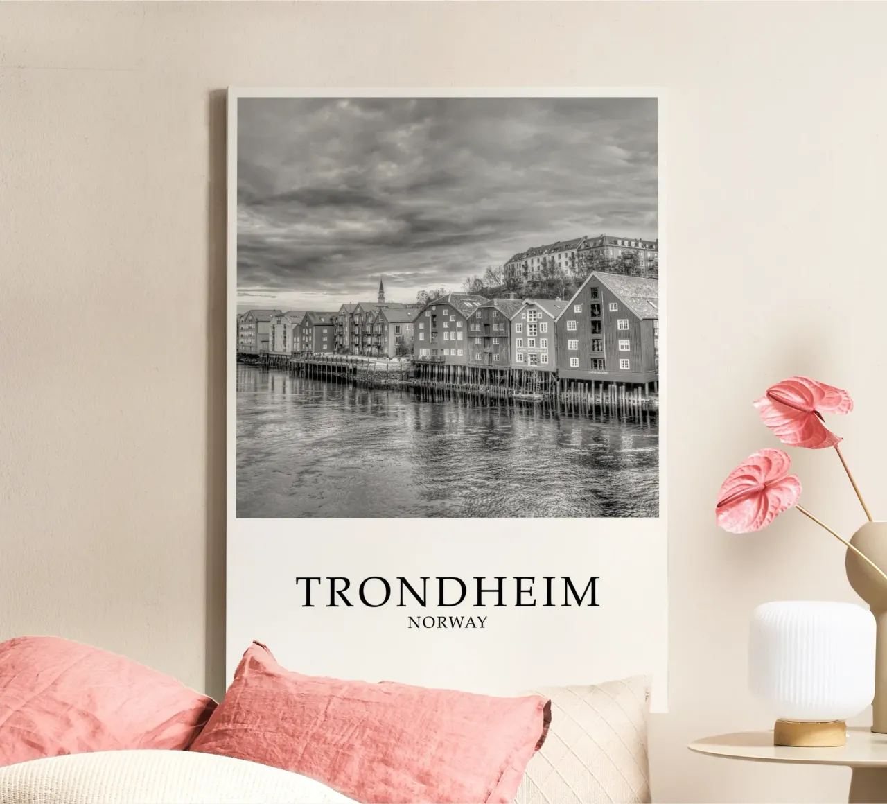 Trondheim Norway Architecture Scene Greyscale tela con Cornice a cassetta da Charnwood Prints