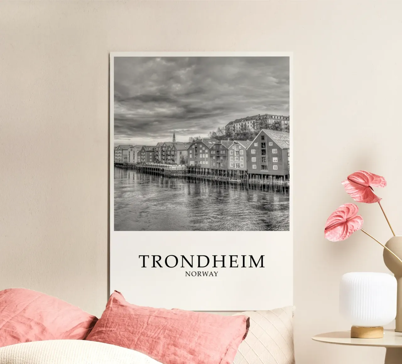 Trondheim Norway Architecture Scene Greyscale poster con telaio in legno da Charnwood Prints