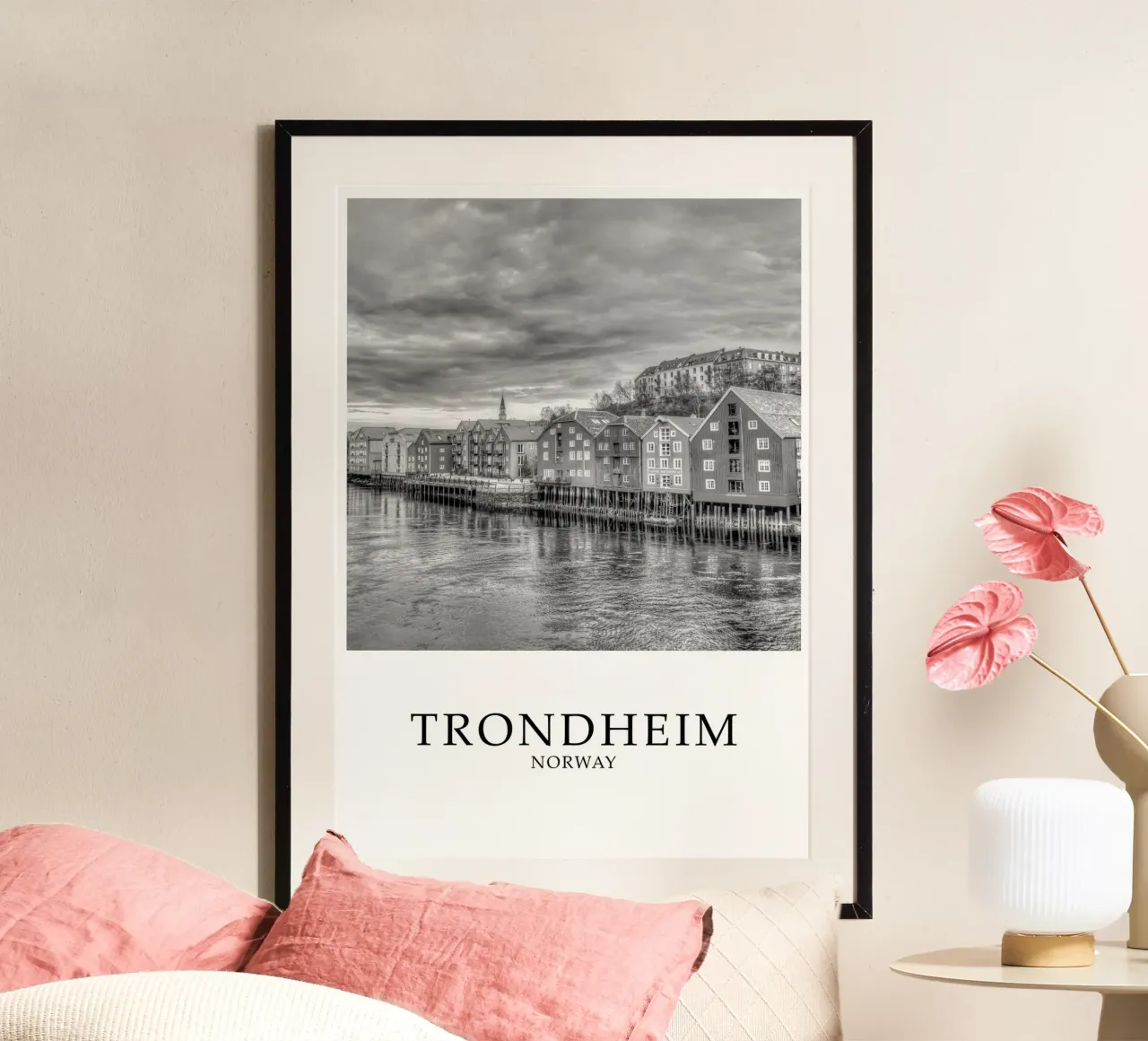 Trondheim Norway Architecture Scene Greyscale poster con telaio in legno da Charnwood Prints