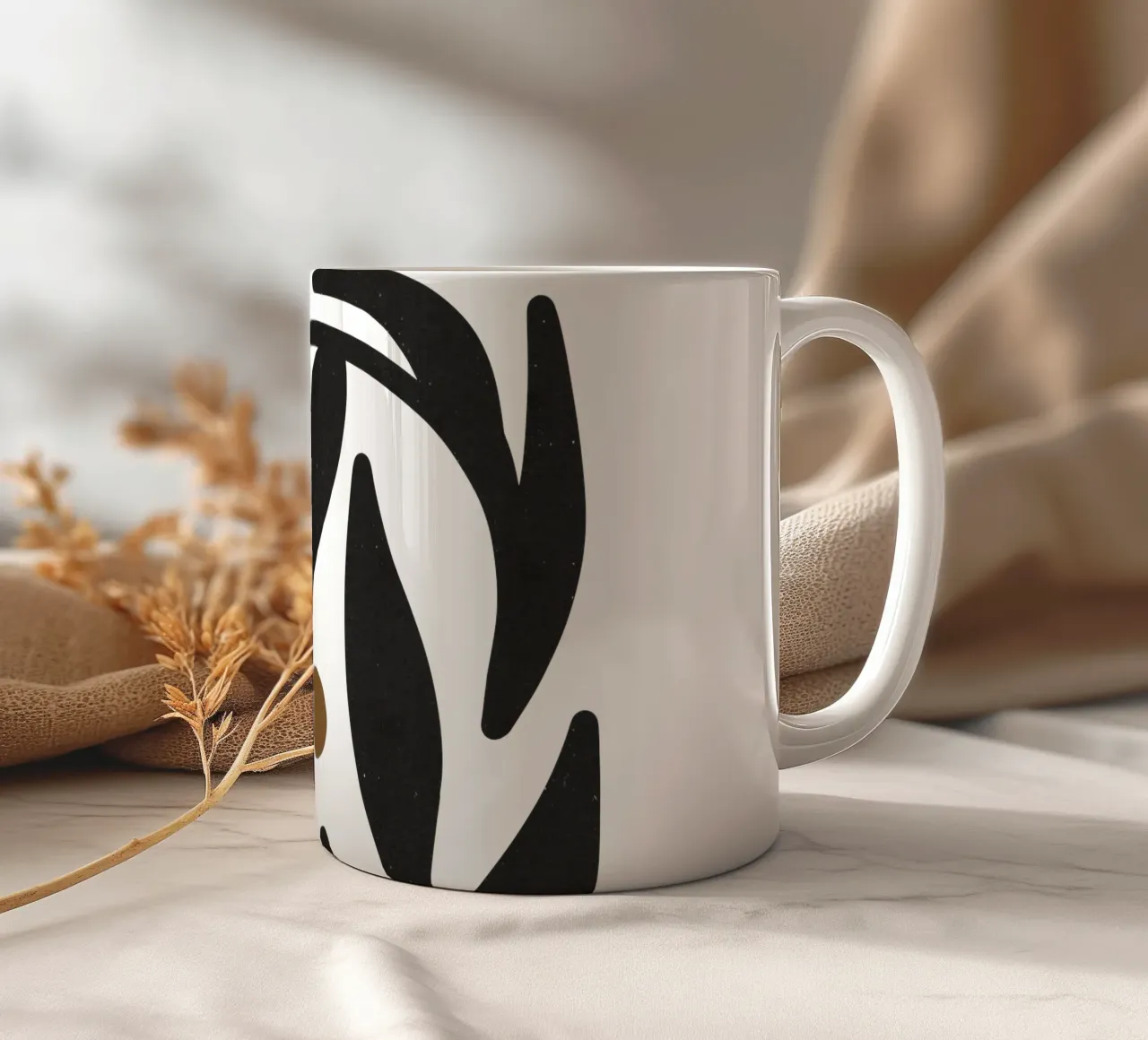 Minimalista astratto fiore Boho Mid Century modello nero tazza in ceramica da This Wild Soul - Illustration