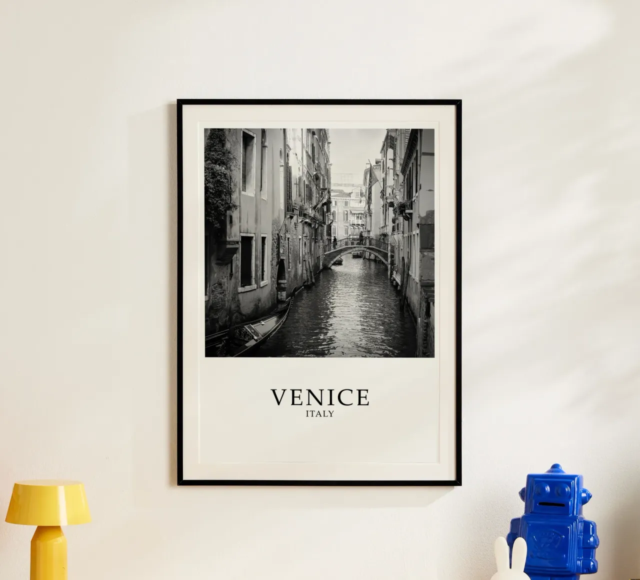 Venice Italy Canal Scene Greyscale poster con telaio in plastica da Charnwood Prints