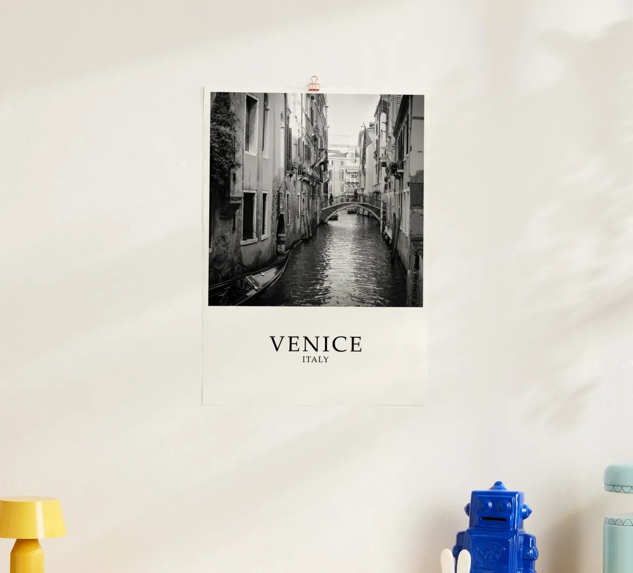 Venice Italy Canal Scene Greyscale poster con telaio in plastica da Charnwood Prints