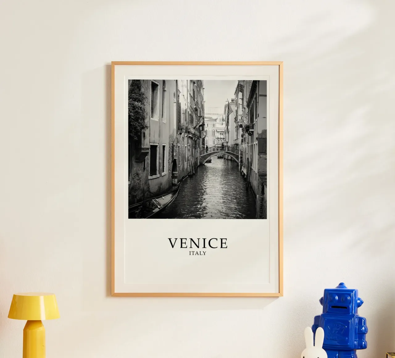 Venice Italy Canal Scene Greyscale poster con telaio in plastica da Charnwood Prints