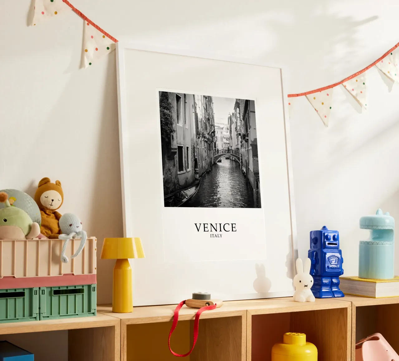 Venice Italy Canal Scene Greyscale poster con telaio in plastica da Charnwood Prints