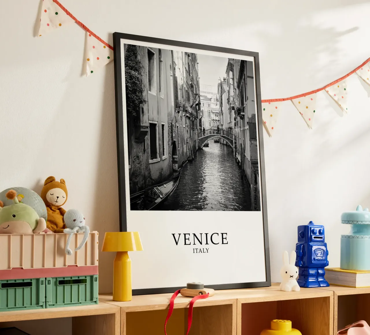 Venice Italy Canal Scene Greyscale poster con telaio in plastica da Charnwood Prints