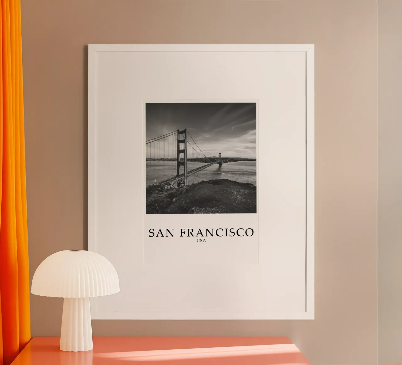 Golden Gate Bridge San Francisco California Scene Greyscale poster con telaio in legno da Charnwood Prints