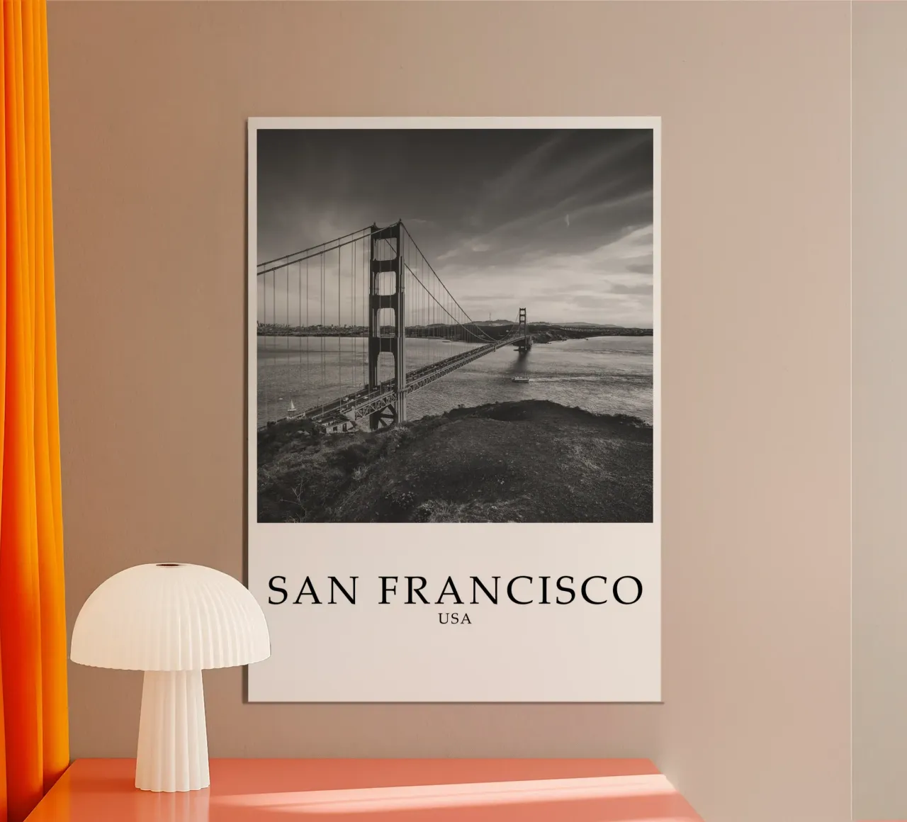 Golden Gate Bridge San Francisco California Scene Greyscale poster con telaio in legno da Charnwood Prints