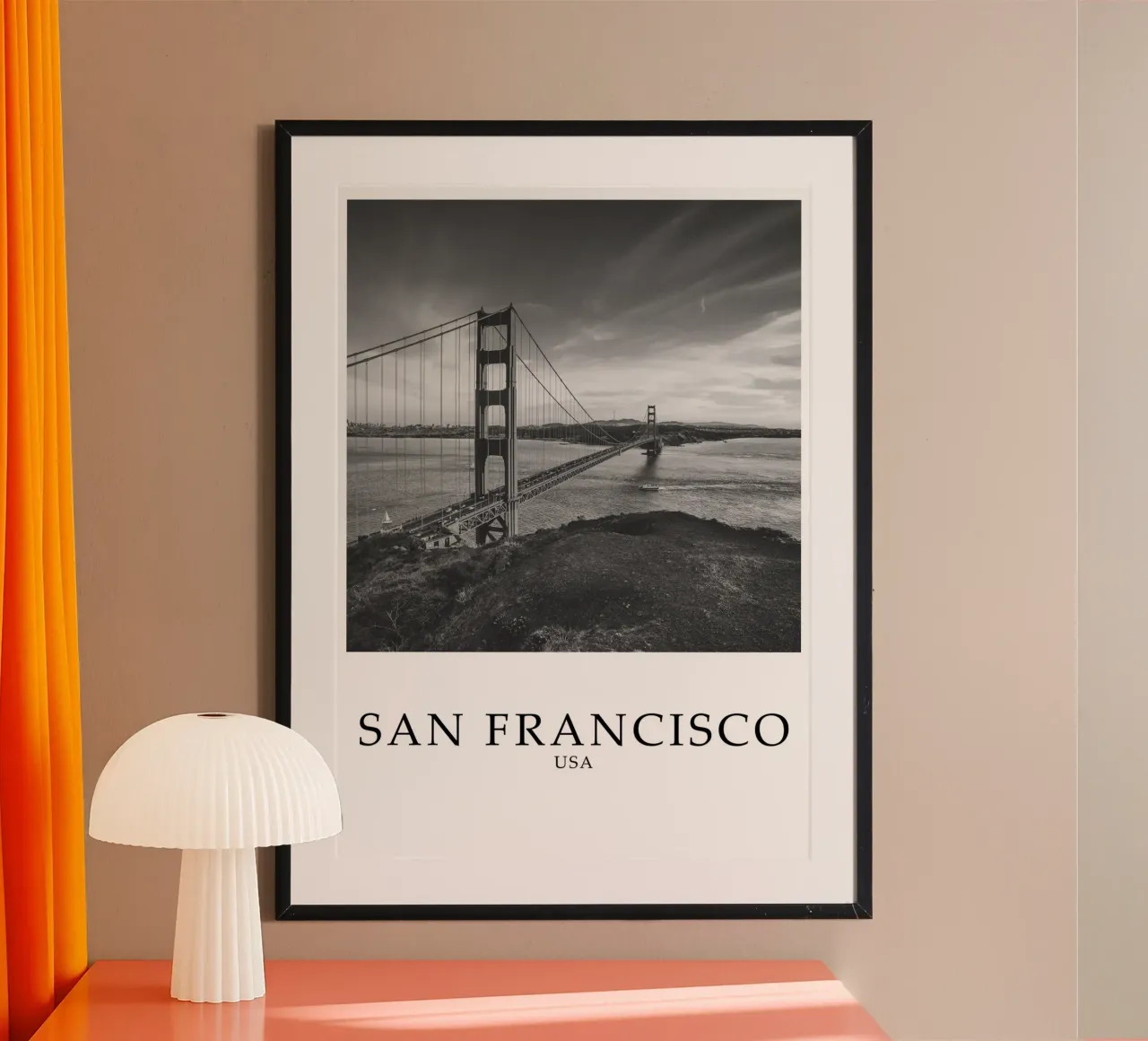 Golden Gate Bridge San Francisco California Scene Greyscale poster con telaio in legno da Charnwood Prints