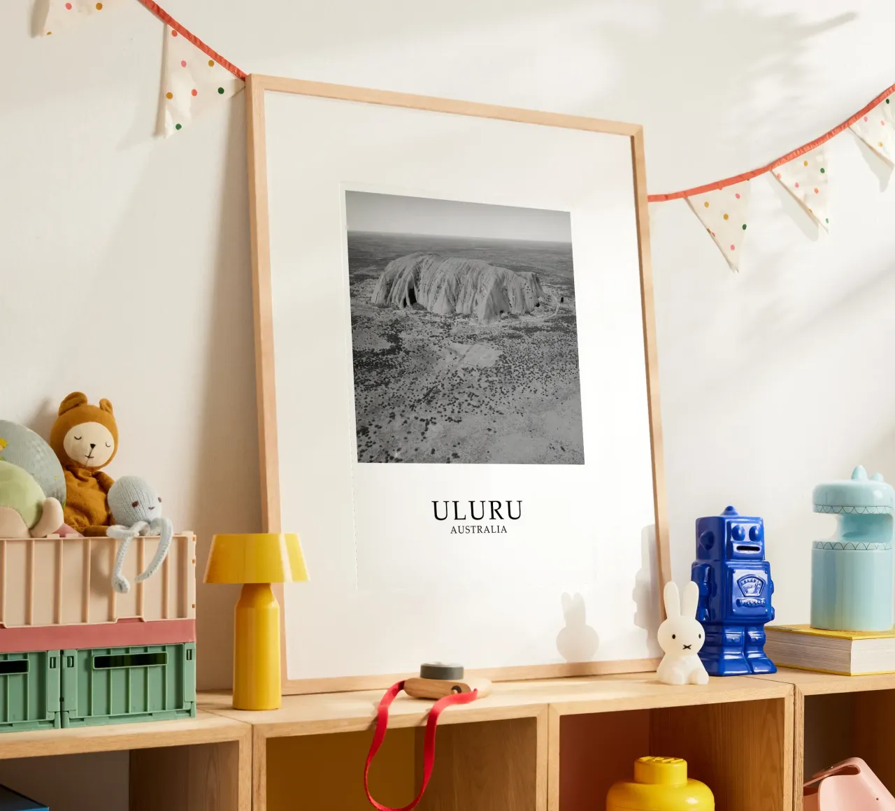 Uluru Ayers Rock Australia Natural Scene Greyscale poster con telaio in plastica da Charnwood Prints