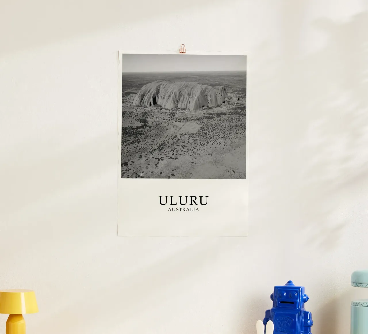 Uluru Ayers Rock Australia Natural Scene Greyscale poster con telaio in plastica da Charnwood Prints