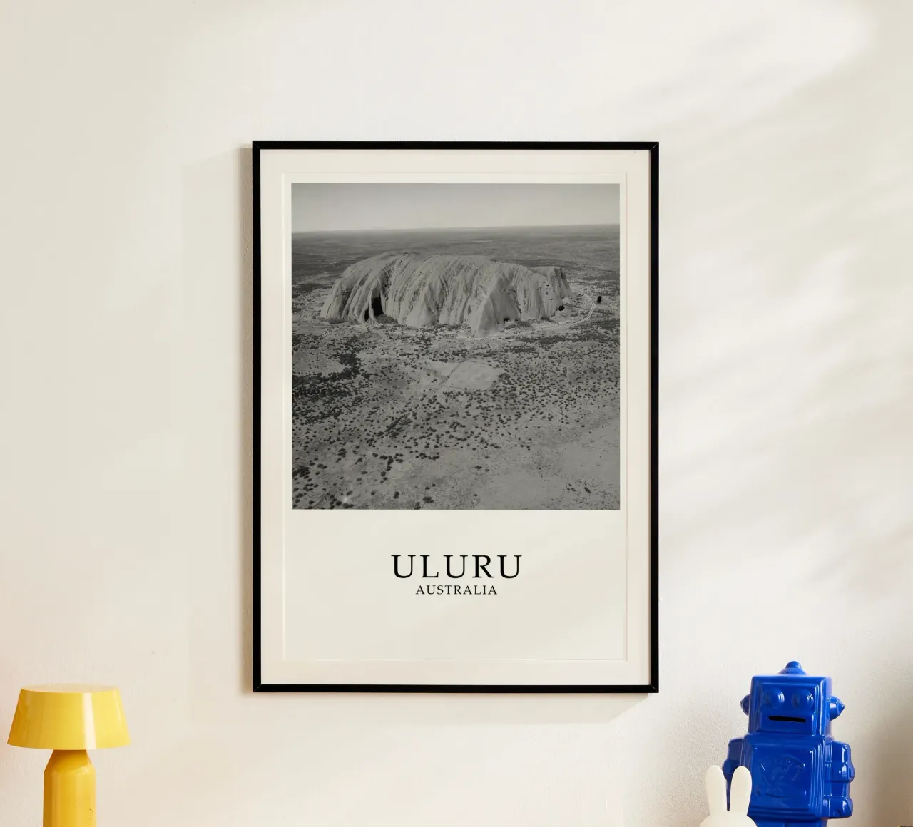 Uluru Ayers Rock Australia Natural Scene Greyscale poster con telaio in plastica da Charnwood Prints
