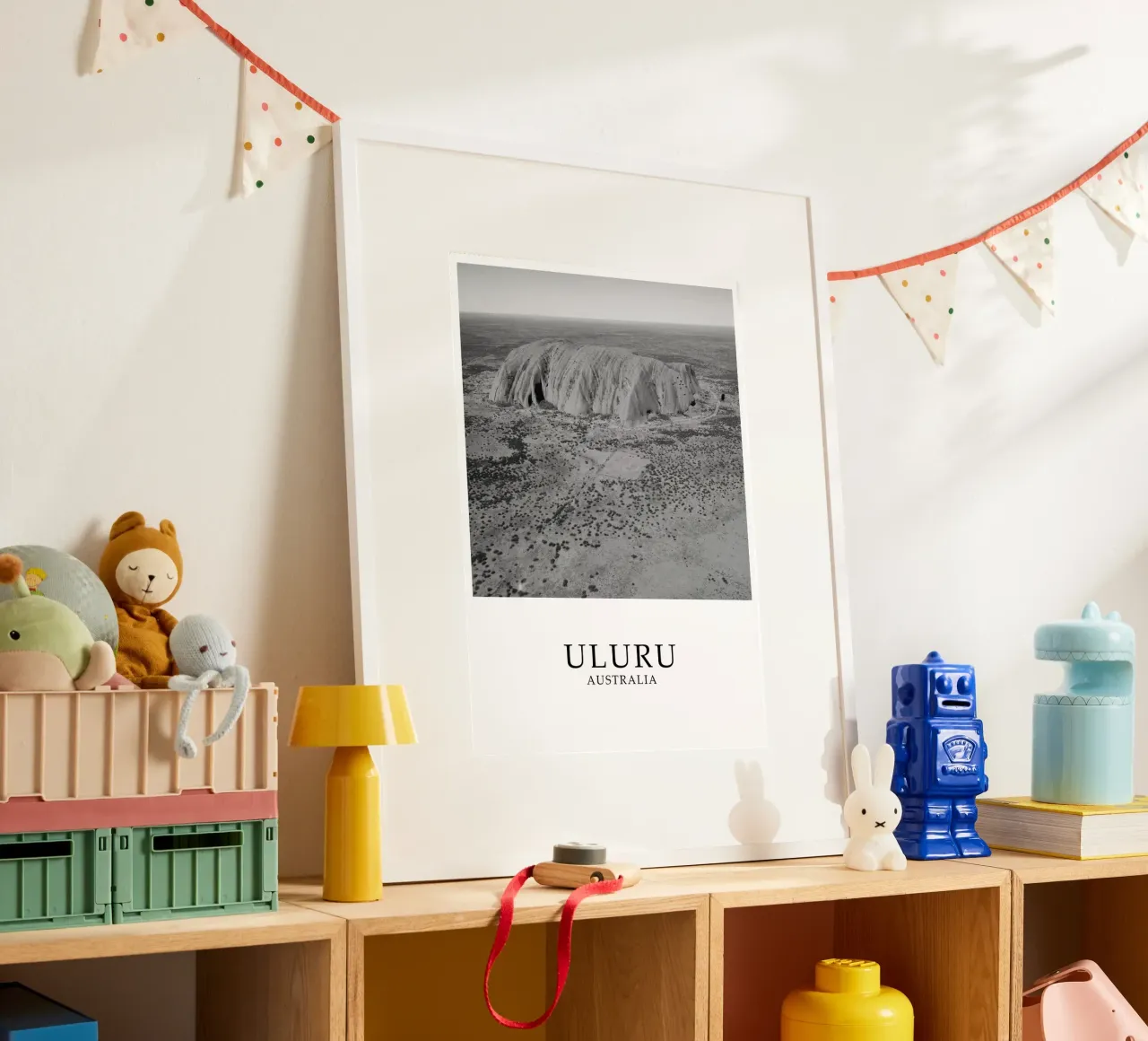 Uluru Ayers Rock Australia Natural Scene Greyscale poster con telaio in plastica da Charnwood Prints