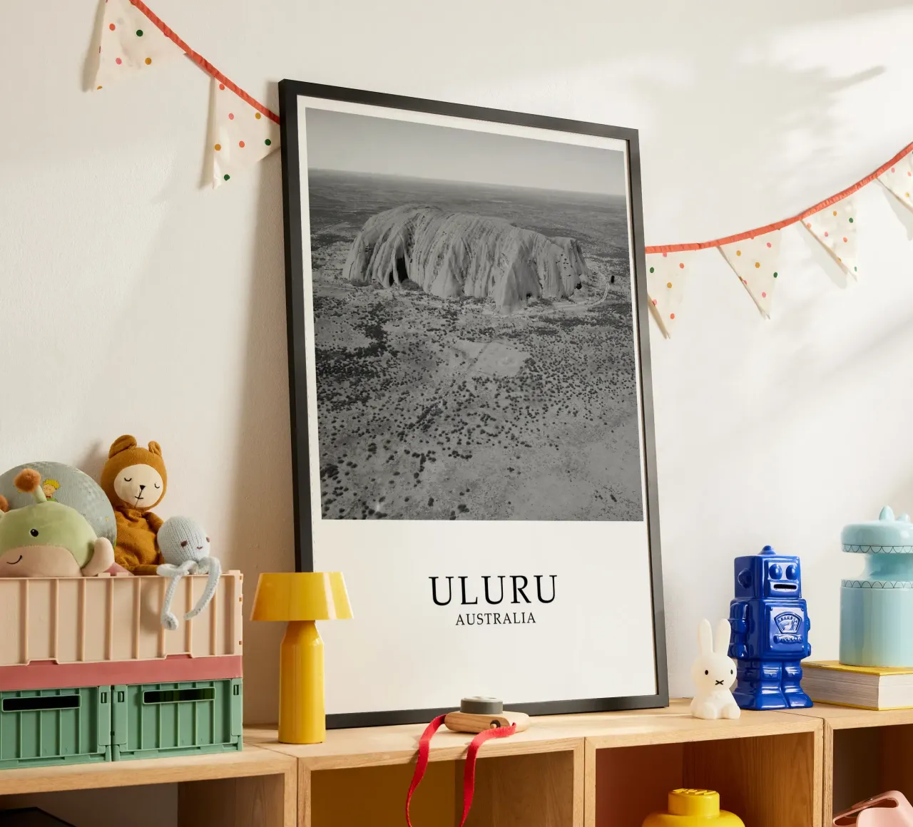 Uluru Ayers Rock Australia Natural Scene Greyscale poster con telaio in plastica da Charnwood Prints