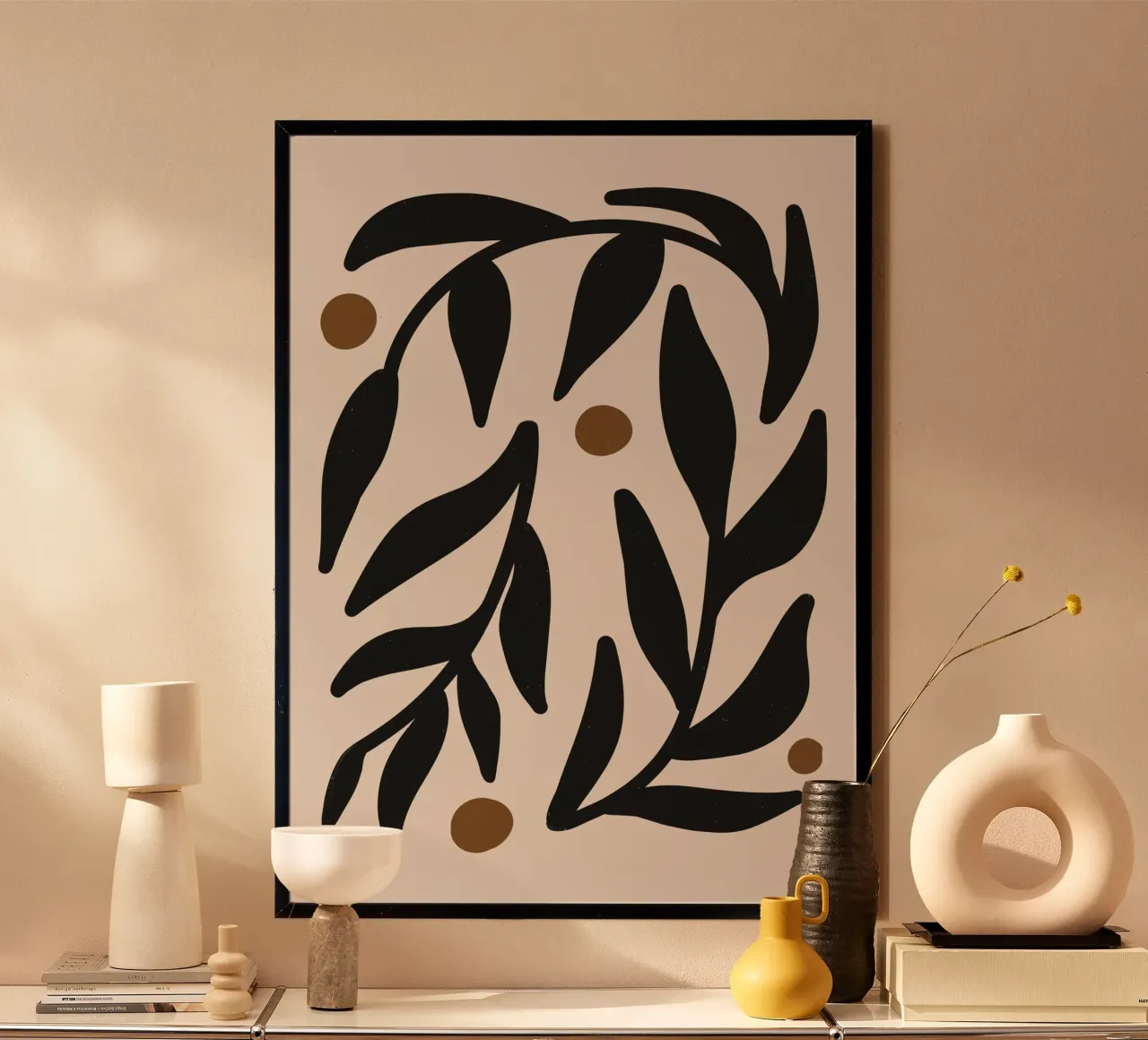 Foglie astratte minimaliste Mid-Century Boho Beige Nero poster con telaio in legno da This Wild Soul - Illustration