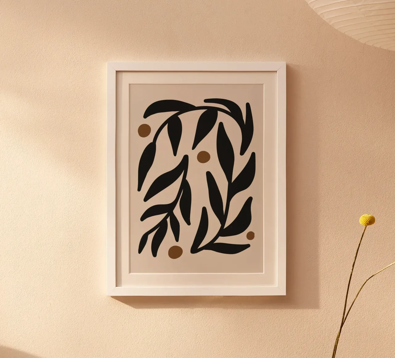 Foglie astratte minimaliste Mid-Century Boho Beige Nero poster con telaio in legno da This Wild Soul - Illustration