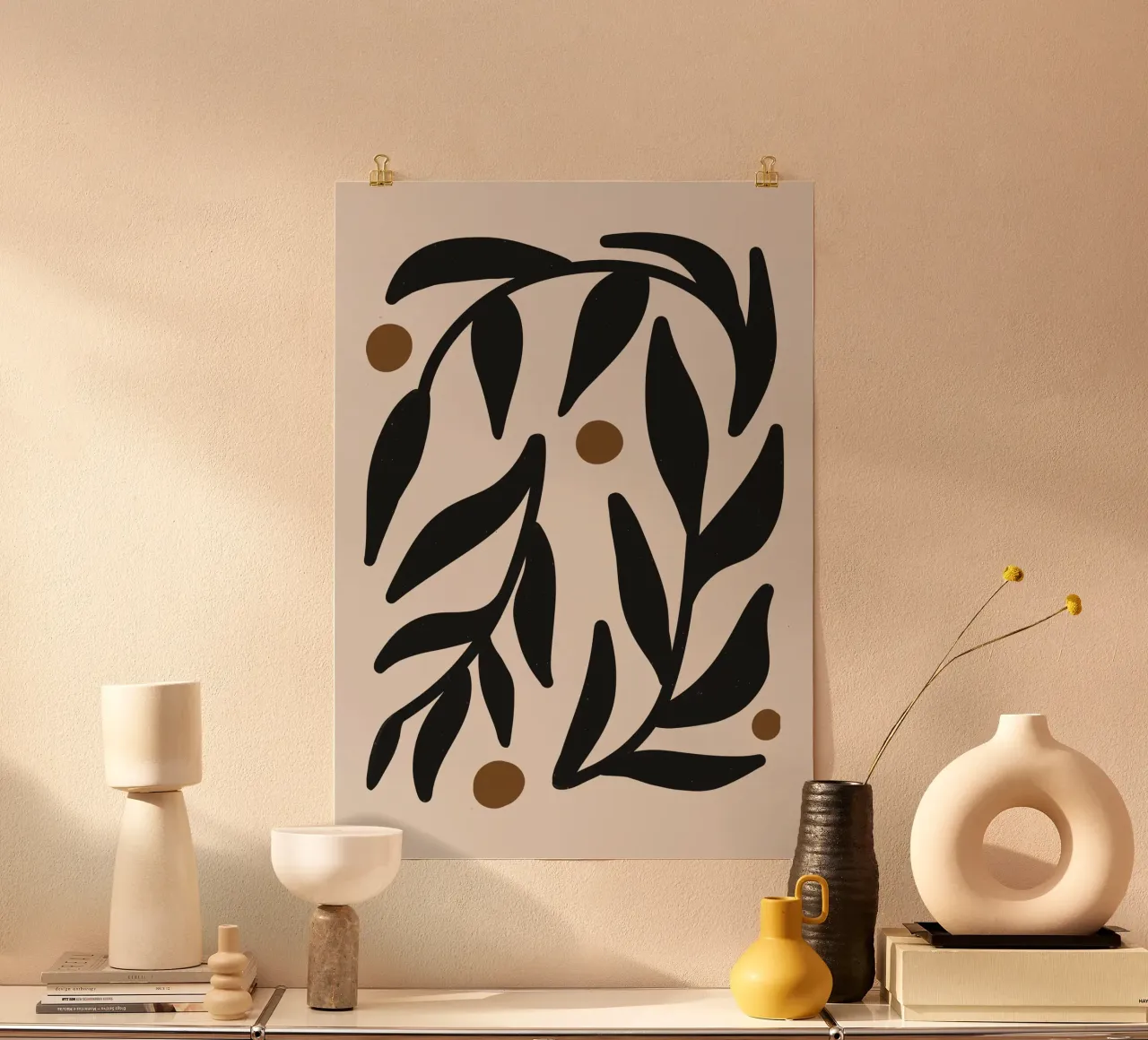Foglie astratte minimaliste Mid-Century Boho Beige Nero poster con telaio in legno da This Wild Soul - Illustration