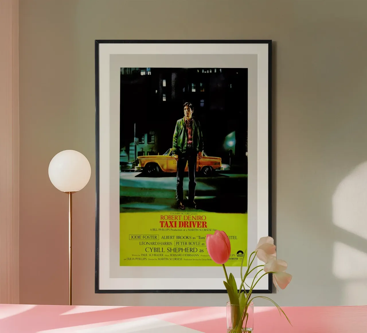 ‘Taxi Driver’ Retro Movie Poster poster con telaio in legno da Gallery Print and Art Limited