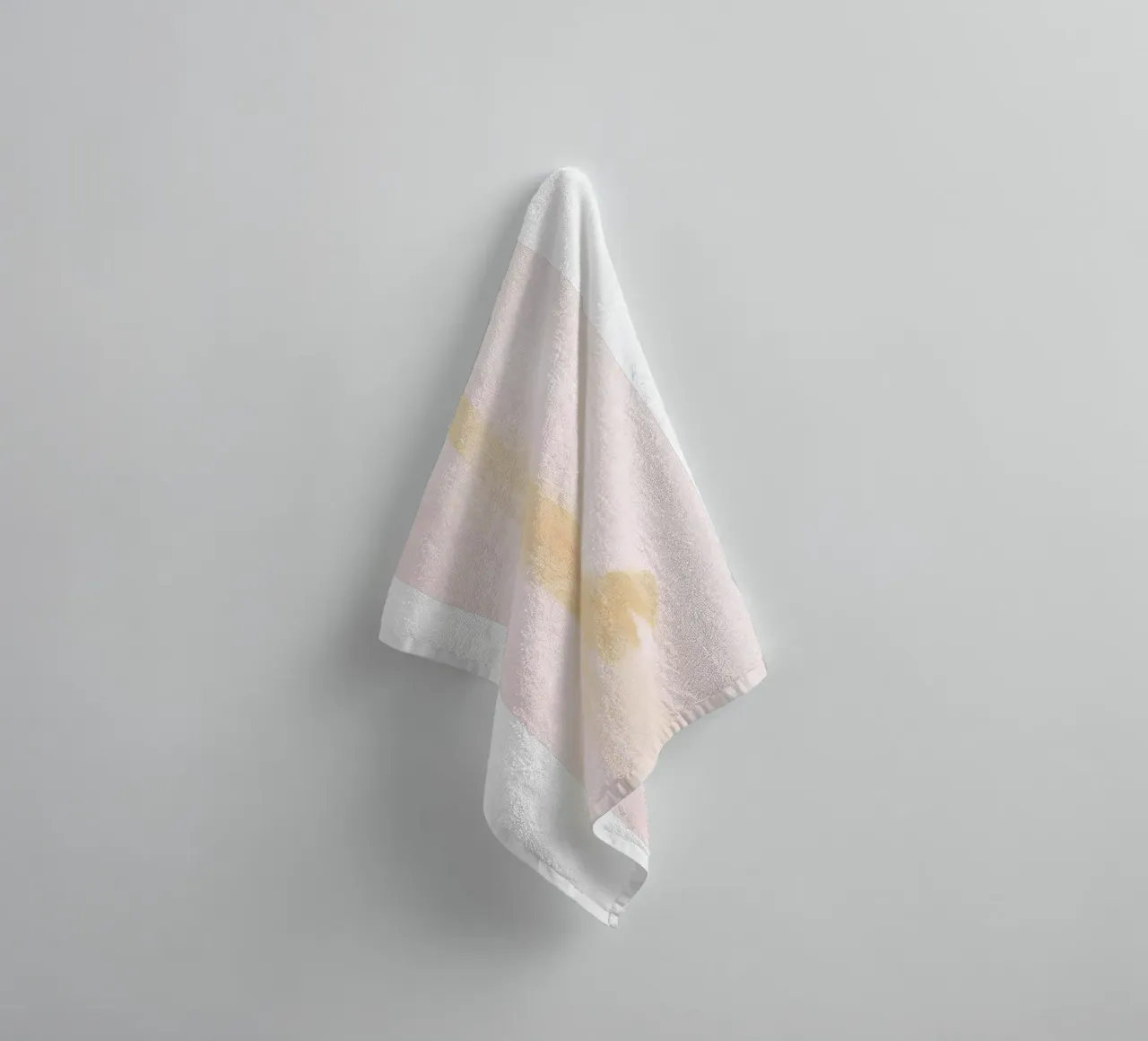 Croissant de lune abstrait boho pastel rose et jaune serviette de bain de This Wild Soul - Illustration