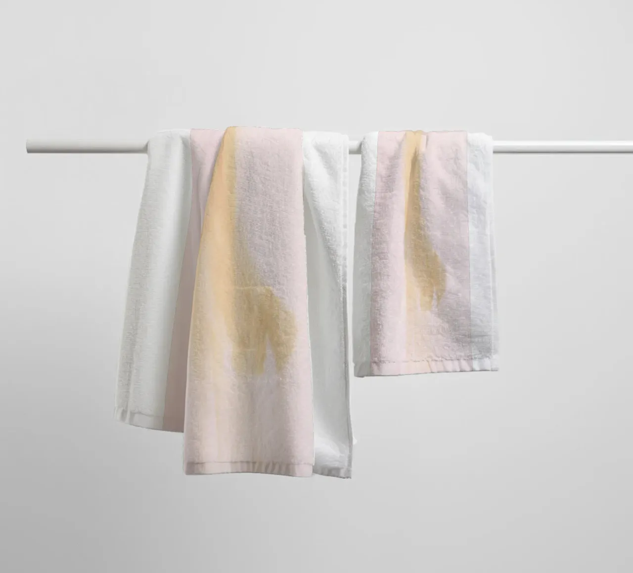 Croissant de lune abstrait boho pastel rose et jaune serviette de bain de This Wild Soul - Illustration