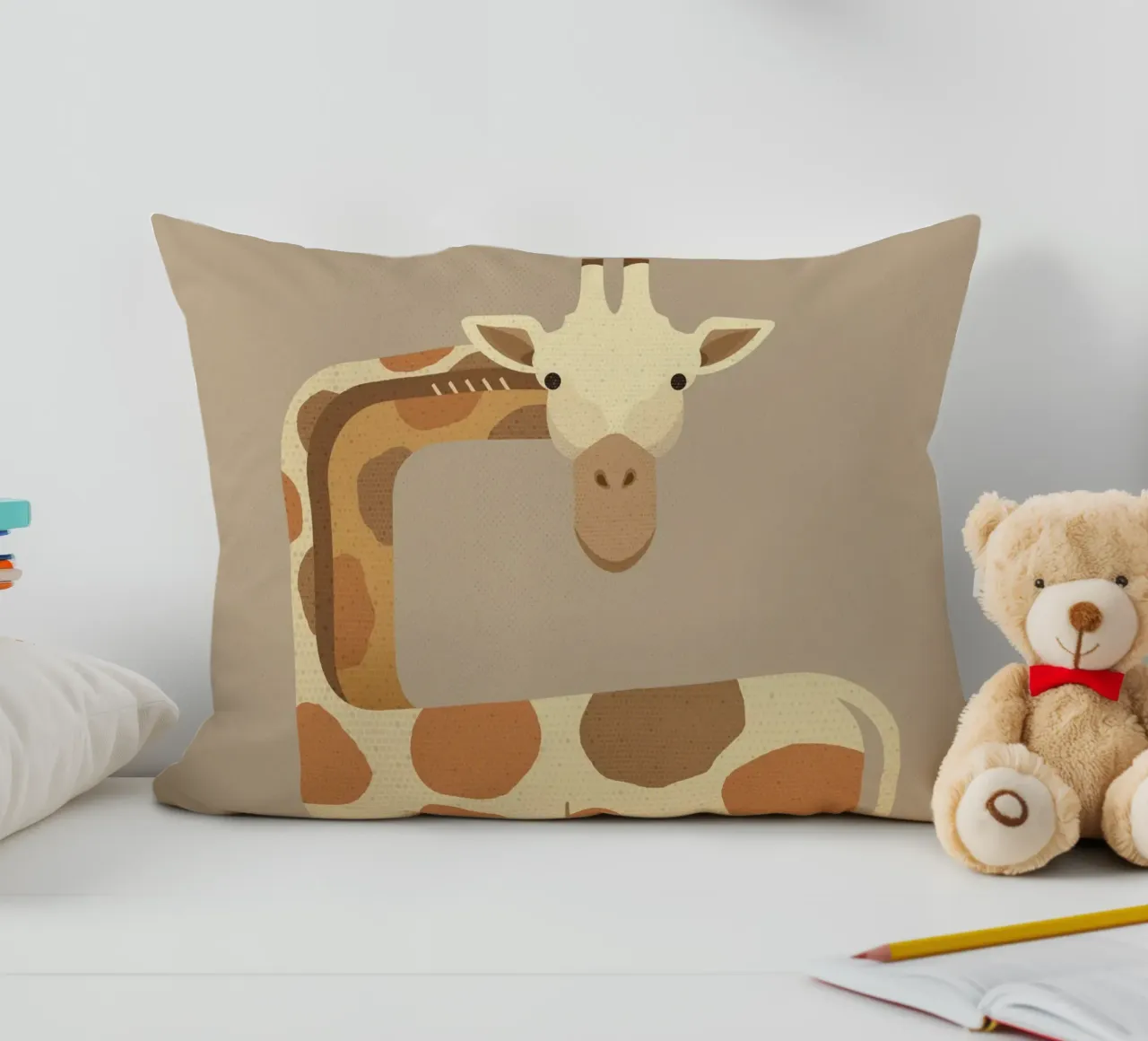 Whimsy Giraffe cuscino da The Printed Sparrow