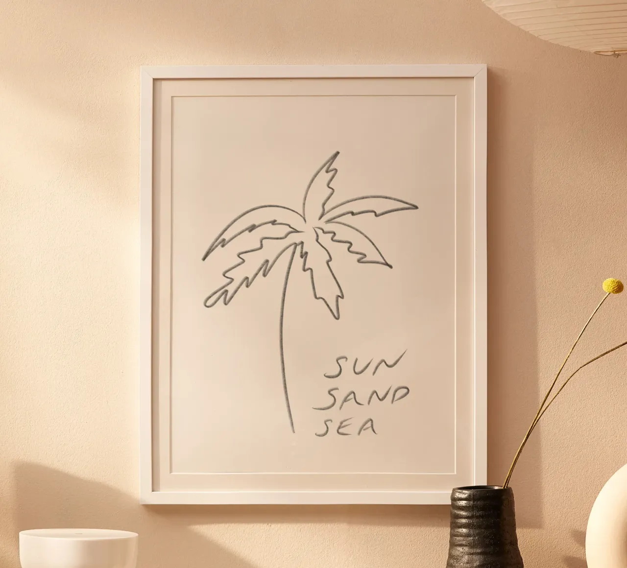 Line Art minimalista in bianco e nero Palma Sole Sabbia Mare poster con telaio in alluminio da This Wild Soul - Illustration