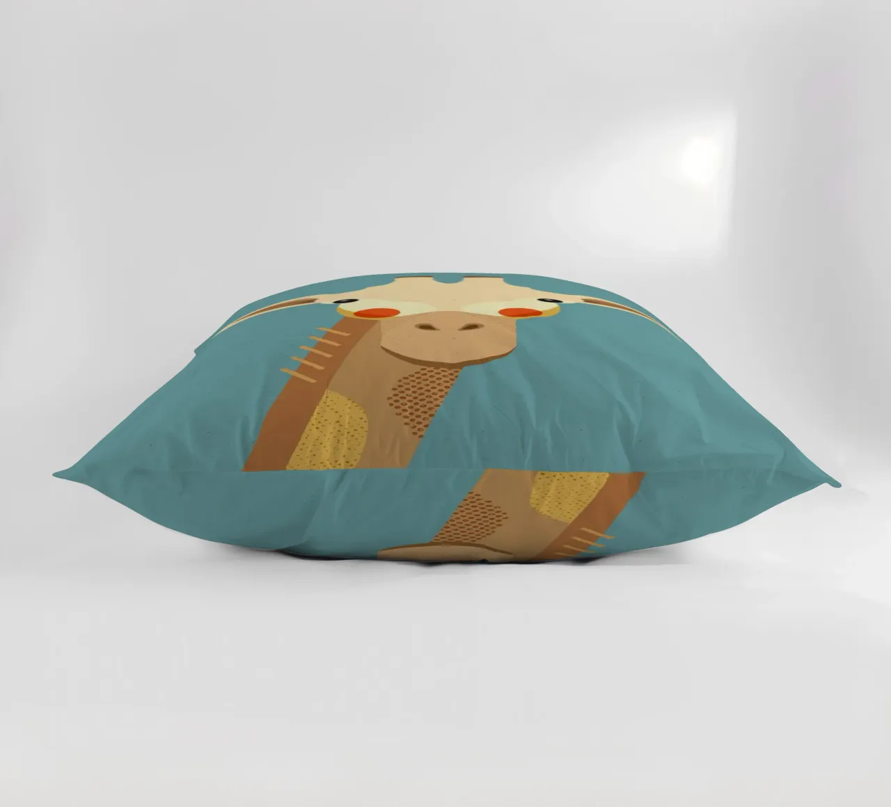 Giraffa, ritratto animale cuscino da The Printed Sparrow
