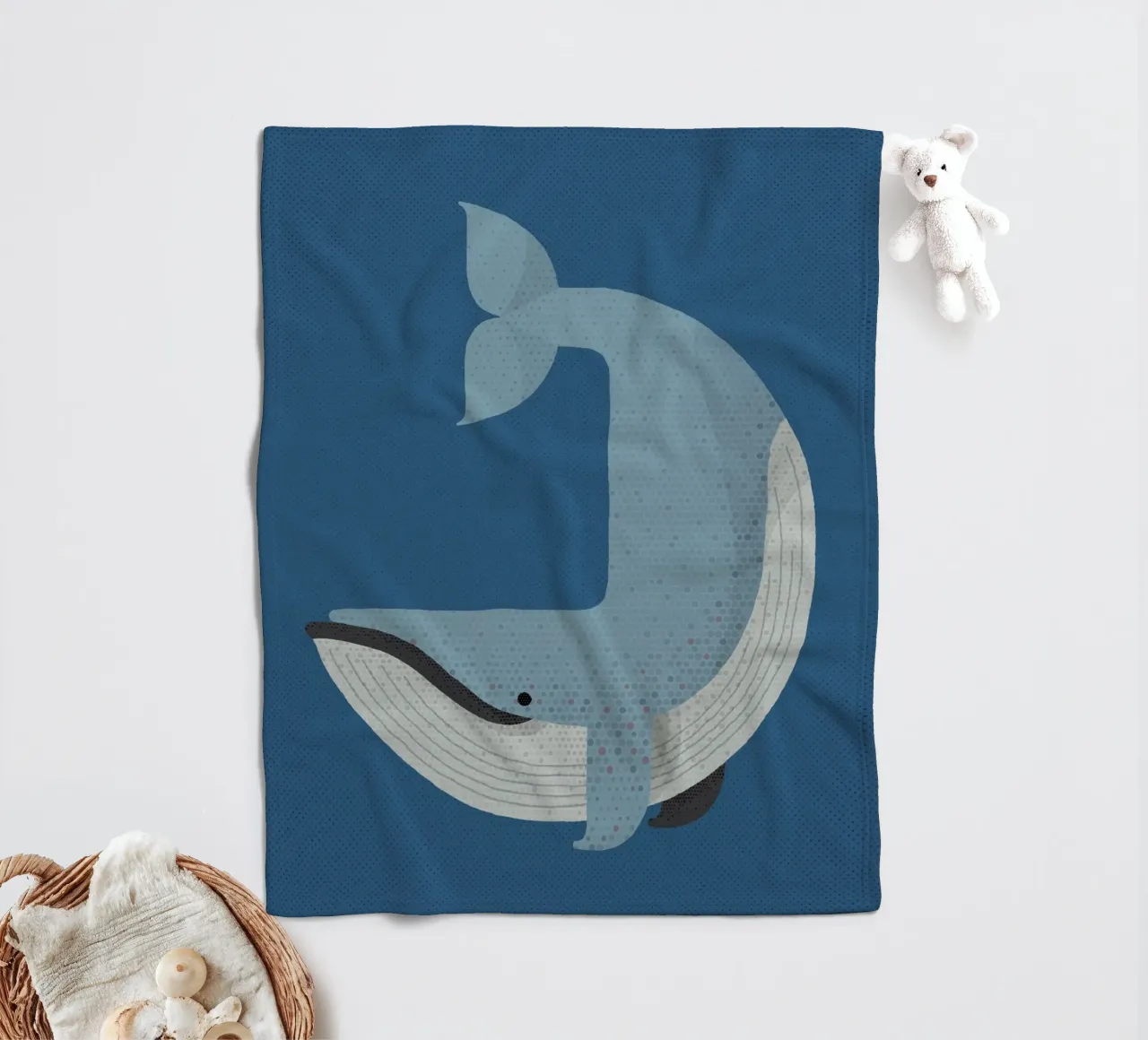 Whimsy Blauwal Fleecedecke von The Printed Sparrow