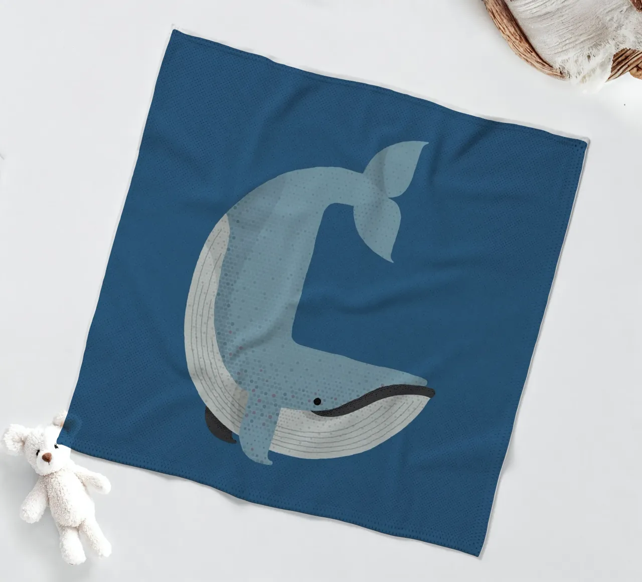 Whimsy Blauwal Fleecedecke von The Printed Sparrow