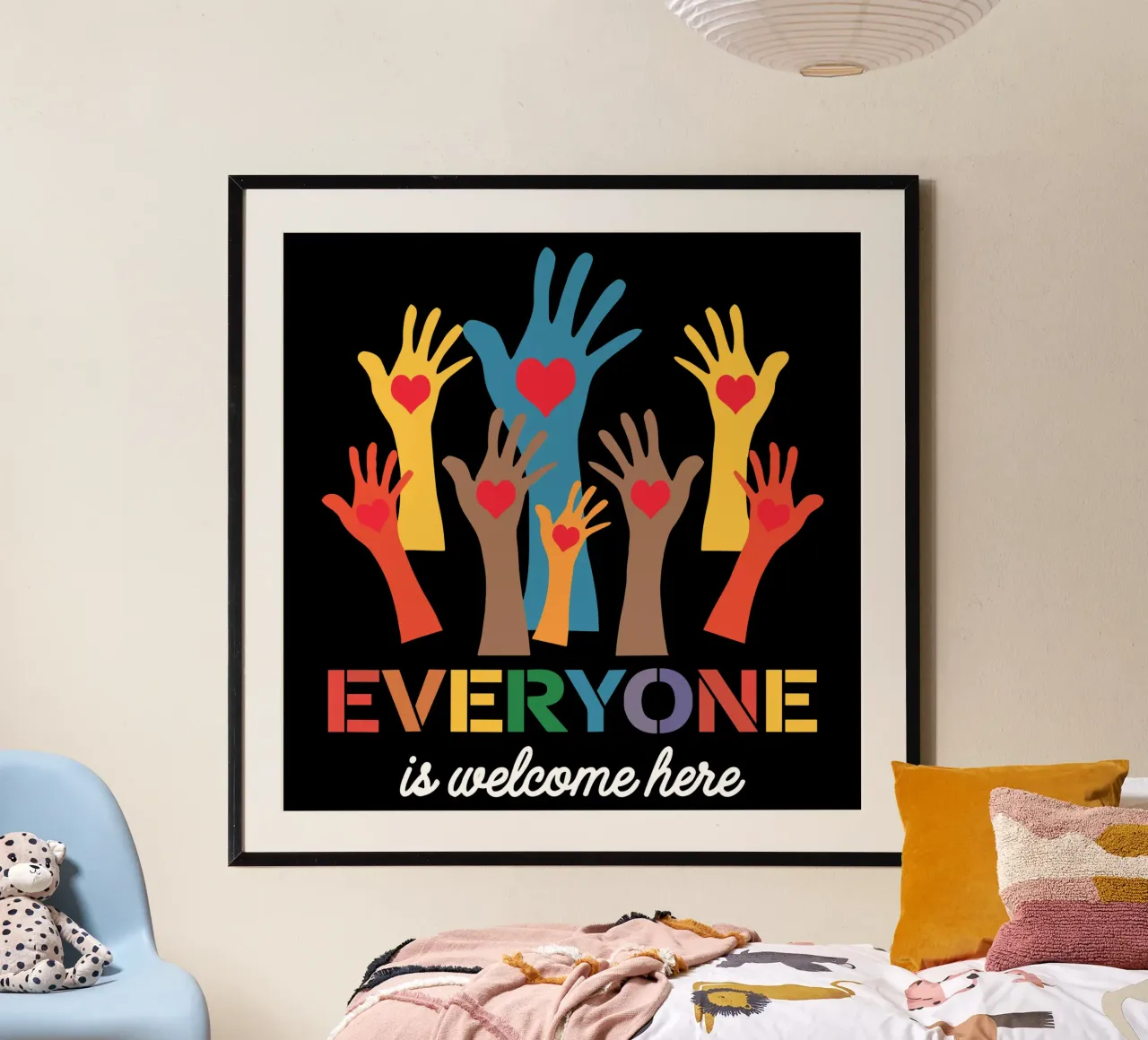 Qui tutti sono benvenuti V2 poster con telaio in legno da heatherloulin
