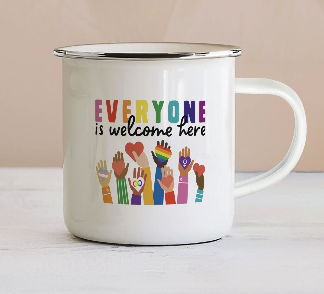 Tout le monde est le bienvenu ici V11 mug en émail de heatherloulin