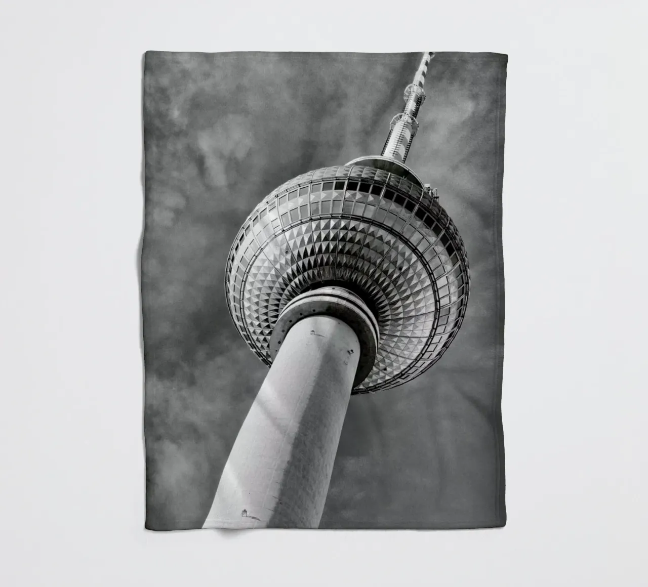 Berlin Fernsehturm coperta in pile da METROPOLIS