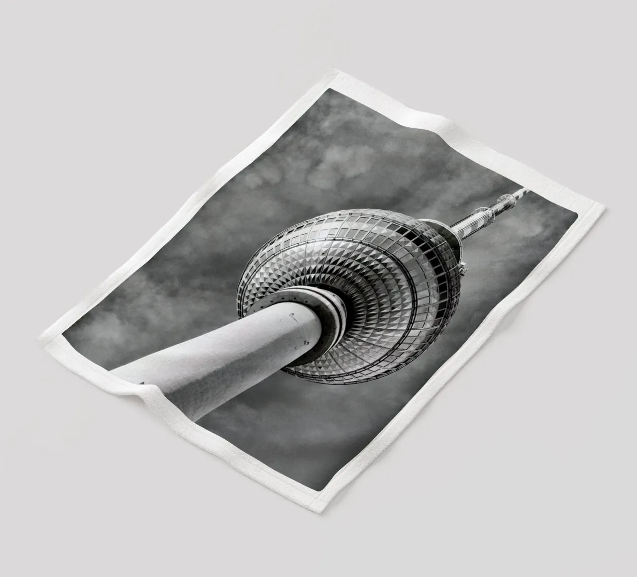 Berlin Fernsehturm coperta in pile da METROPOLIS