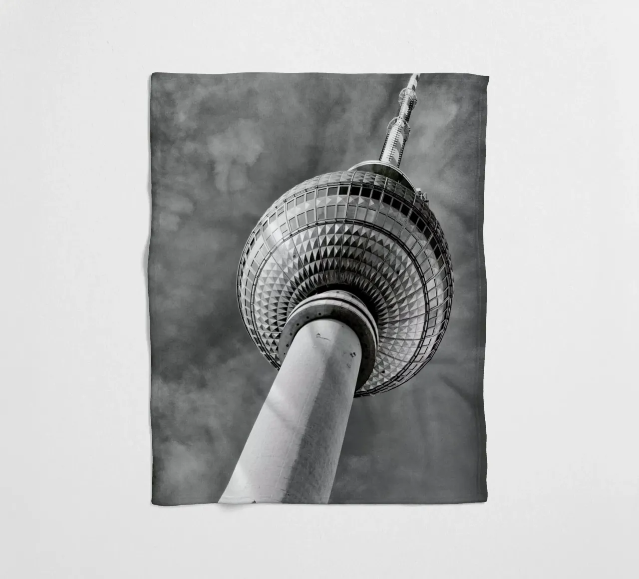 Berlin Fernsehturm coperta in pile da METROPOLIS