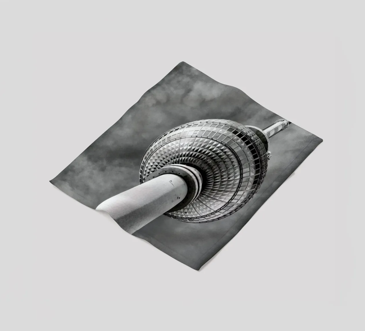 Berlin Fernsehturm coperta in pile da METROPOLIS