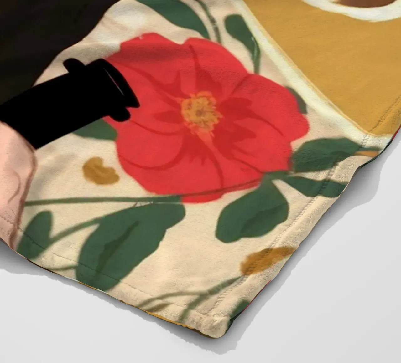 Floraler Chic und Raffinesse Fleecedecke von Color Oblivion