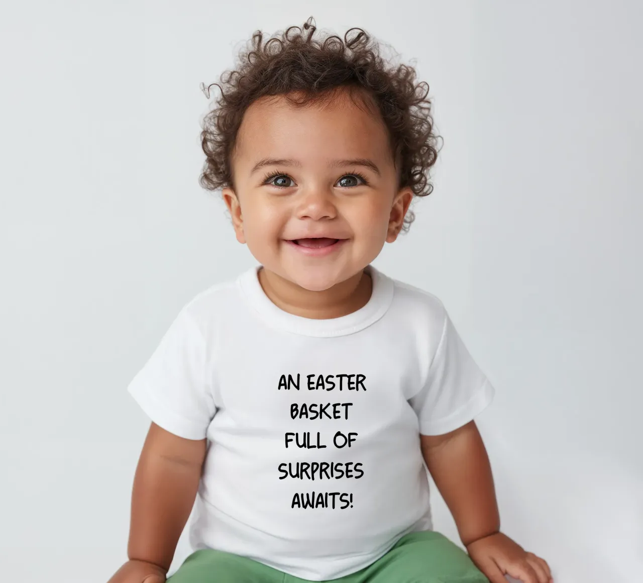 Un panier de Pâques plein de surprises vous attend t-shirt pour bébé de YV TYPOGRAPHY