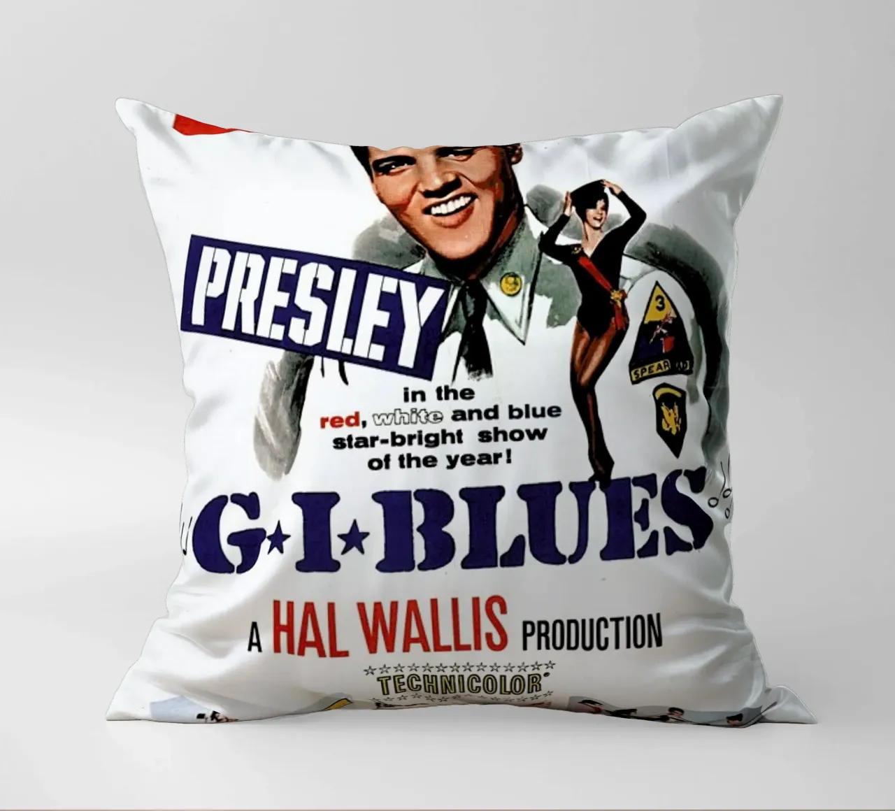 ‘G.I. Blues’ Retro Movie Poster cuscino da Gallery Print and Art Limited