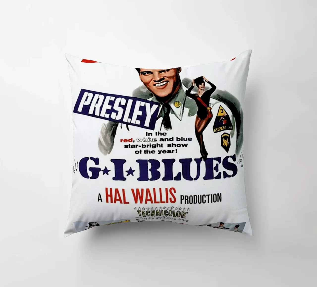 ‘G.I. Blues’ Retro Movie Poster cuscino da Gallery Print and Art Limited