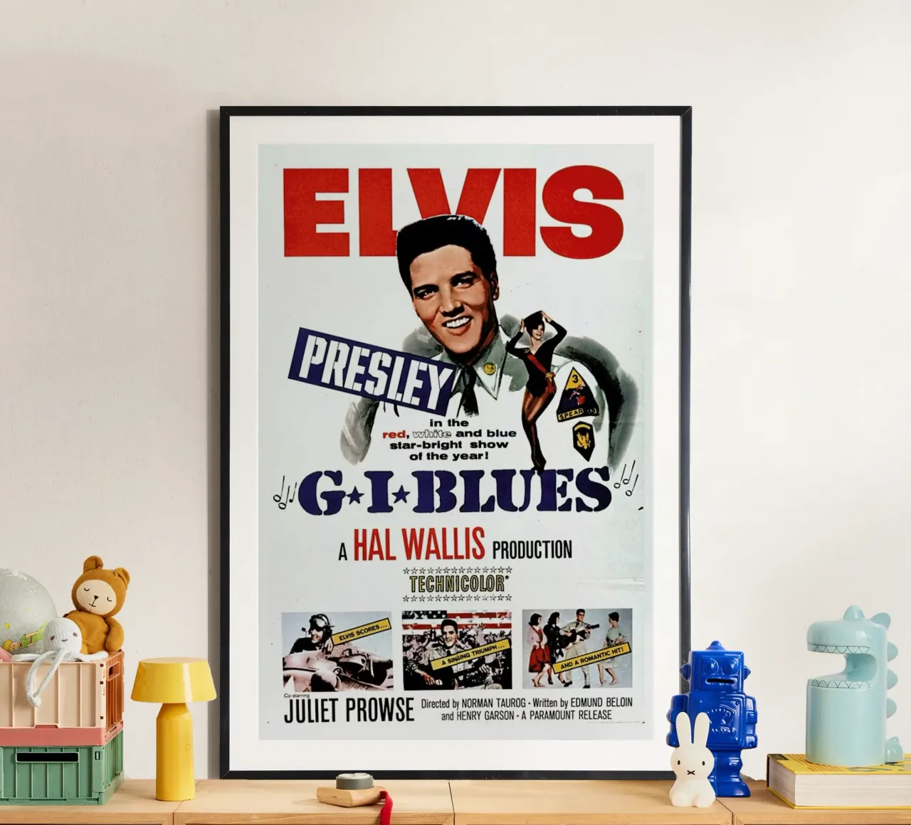 ‘G.I. Blues’ Retro Movie Poster poster con telaio in alluminio da Gallery Print and Art Limited