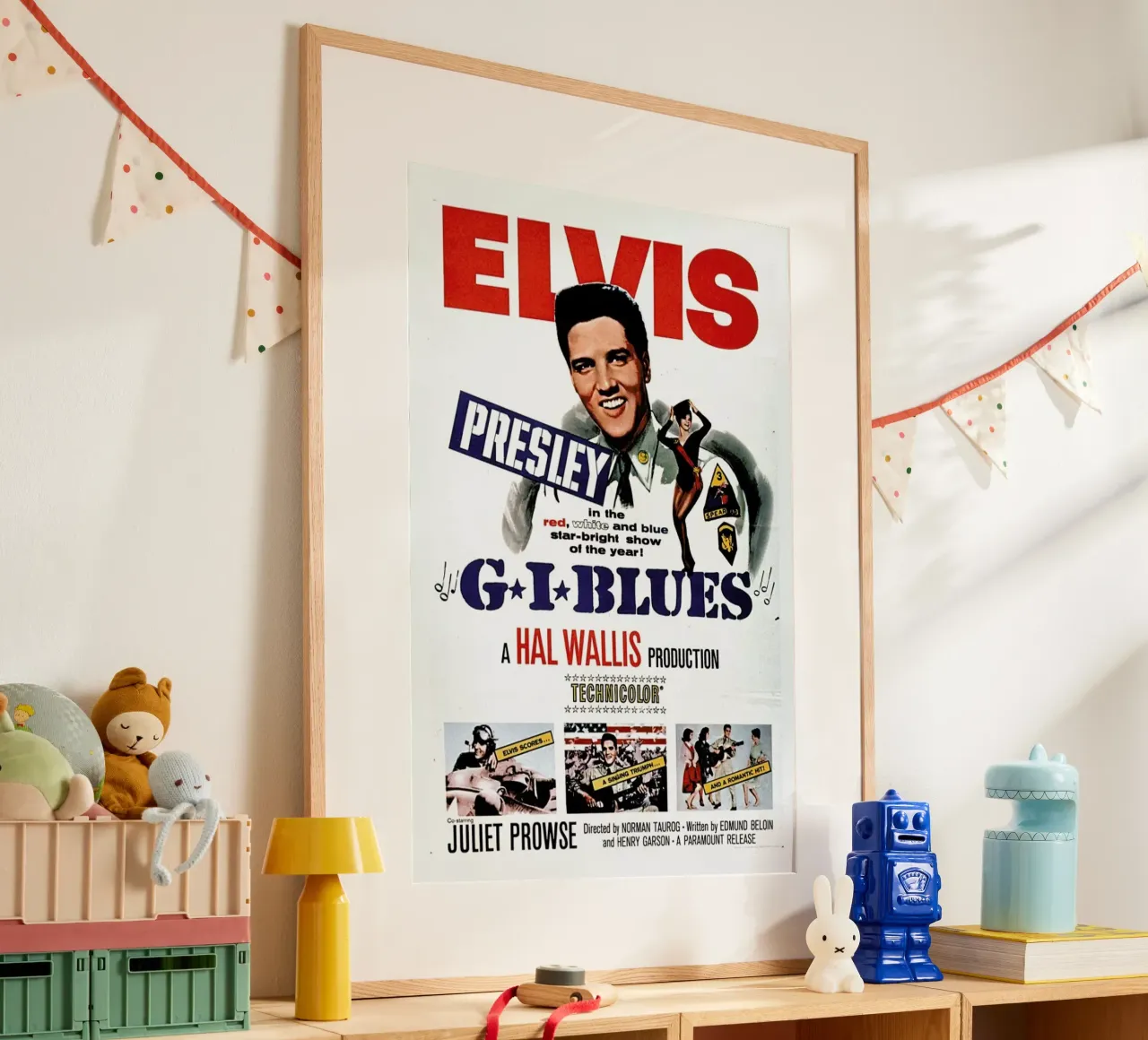 ‘G.I. Blues’ Retro Movie Poster poster con telaio in alluminio da Gallery Print and Art Limited