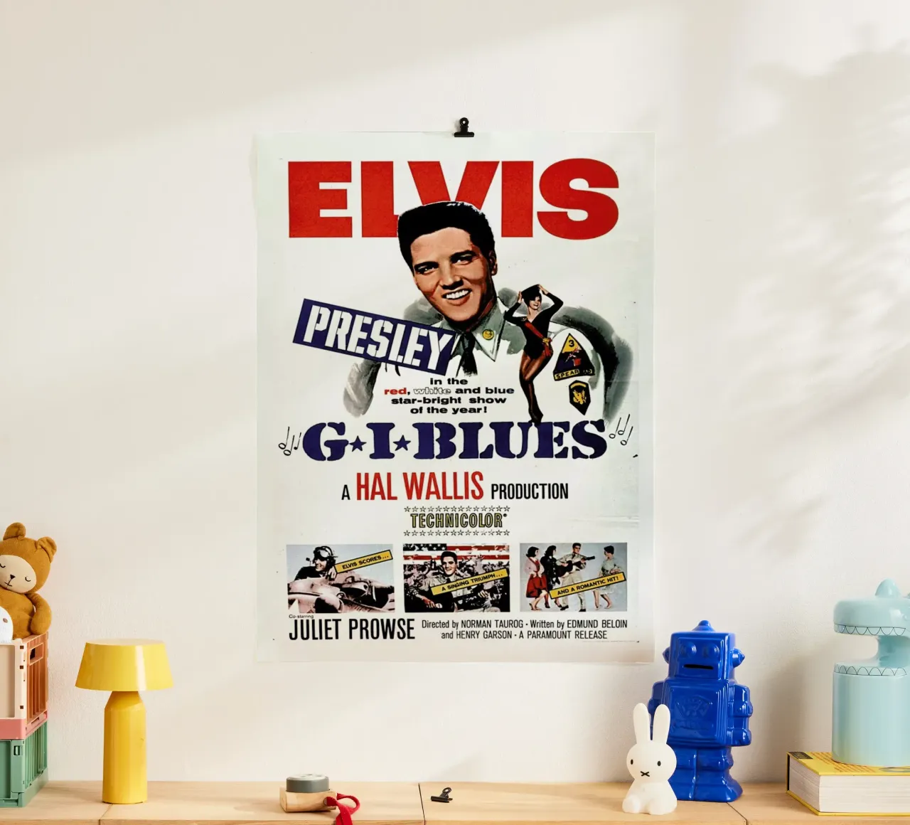 ‘G.I. Blues’ Retro Movie Poster poster con telaio in alluminio da Gallery Print and Art Limited