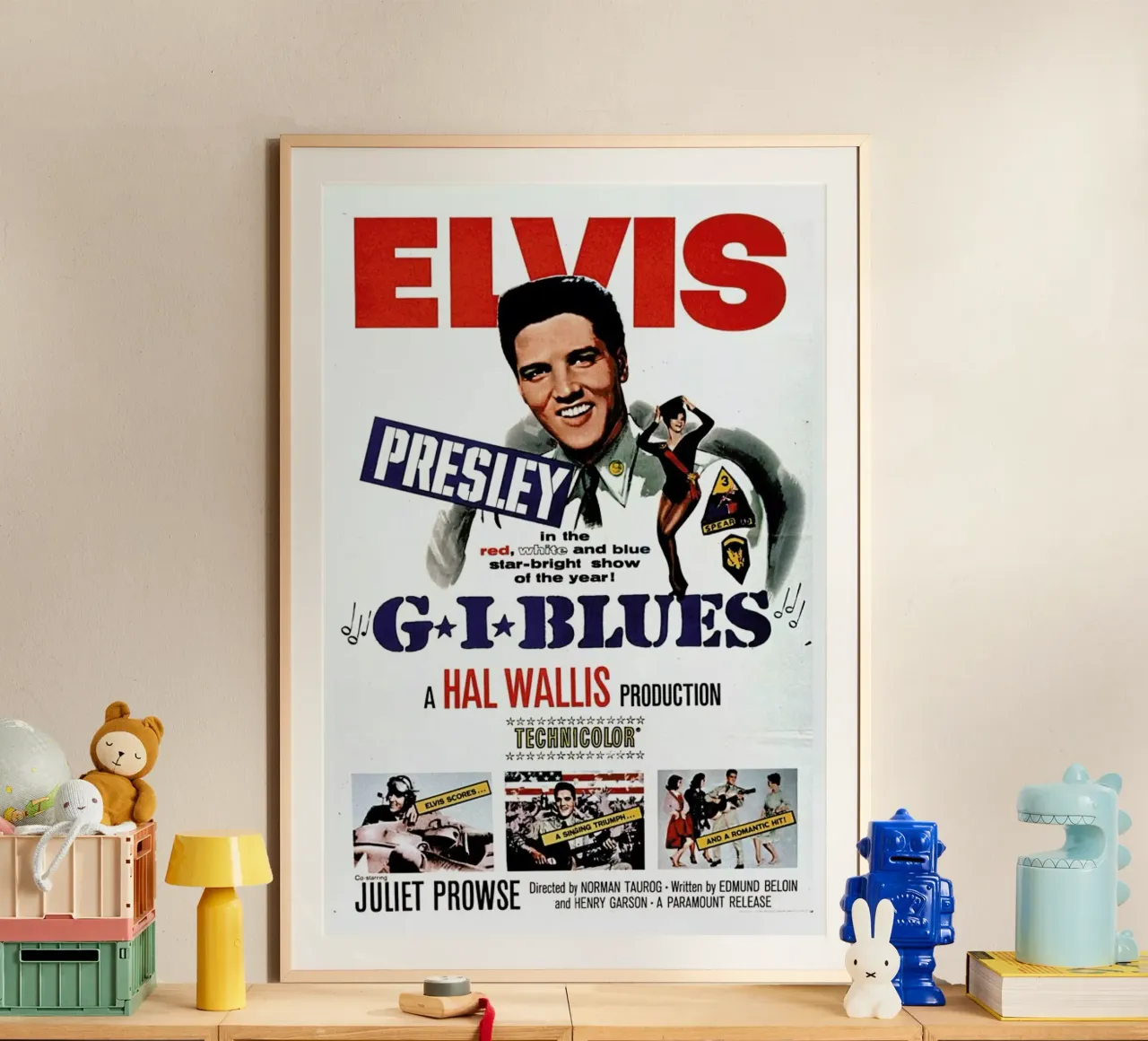 ‘G.I. Blues’ Retro Movie Poster poster con telaio in alluminio da Gallery Print and Art Limited