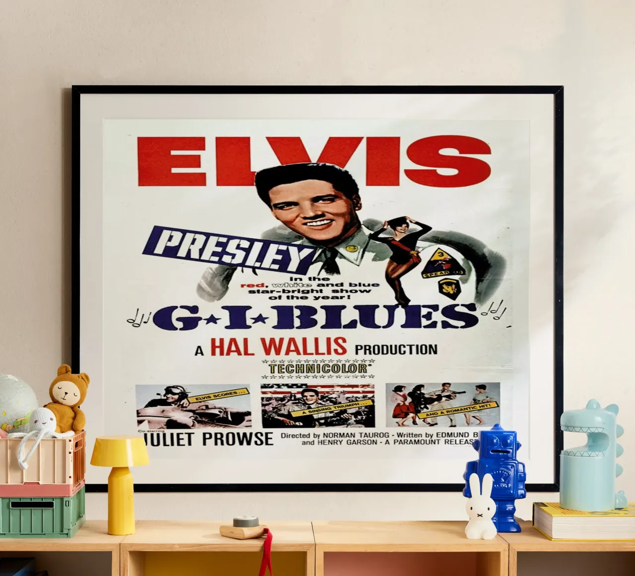 ‘G.I. Blues’ Retro Movie Poster poster con telaio in alluminio da Gallery Print and Art Limited